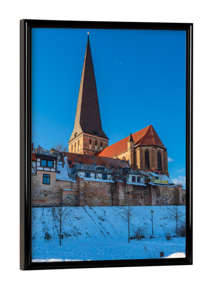 Poster mit schwarzem Rahmen "Schnee, Stadtmauer, Kirche" artboxONE - Natur,Reise,Architektur,Städte / Weitere