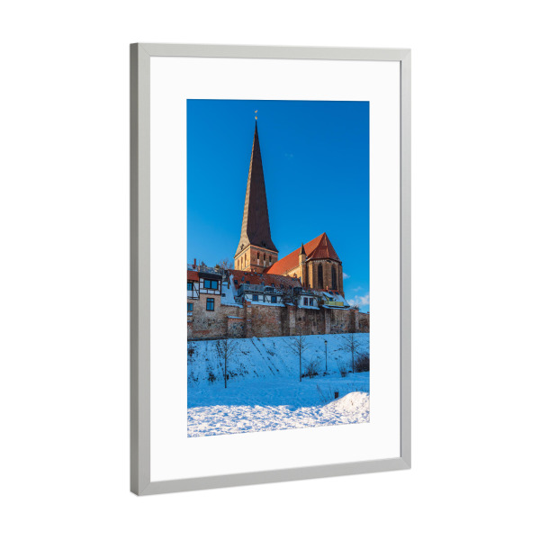 Poster mit Rahmen Silber "Schnee, Stadtmauer, Kirche" artboxONE - Natur,Reise,Architektur,Städte / Weitere