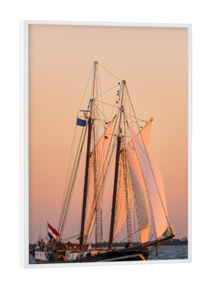 Poster mit weißem Rahmen "Windjammer im Abendlicht" artboxONE - Natur,Reise,Reise / Strand und Meer