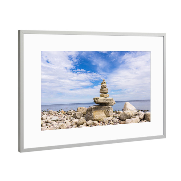 Poster mit Rahmen Silber "Steinstapel und Ostsee" artboxONE - Natur,Reise,Reise / Strand und Meer