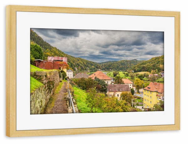 Poster mit Rahmen kiefer "Häuser, Weg, Berge" artboxONE - Natur,Reise,Architektur