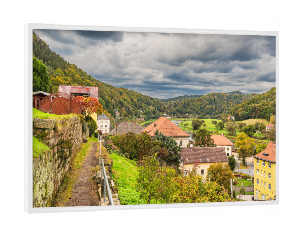 Poster mit weißem Rahmen "Häuser, Weg, Berge" artboxONE - Natur,Reise,Architektur