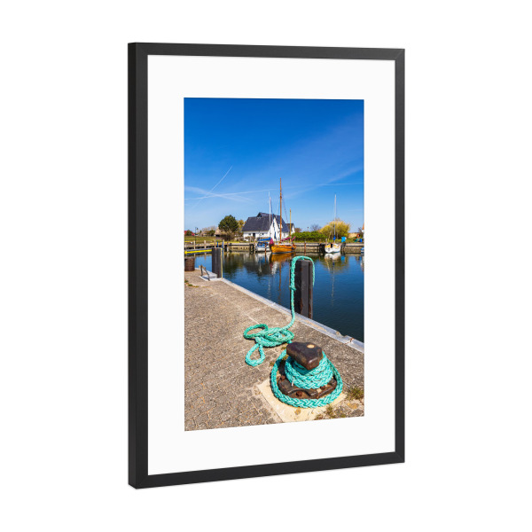 Poster mit Rahmen Schwarz (Metallic) "Poller, Tampen und Hafen" artboxONE - Natur,Reise,Architektur,Reise / Strand und Meer