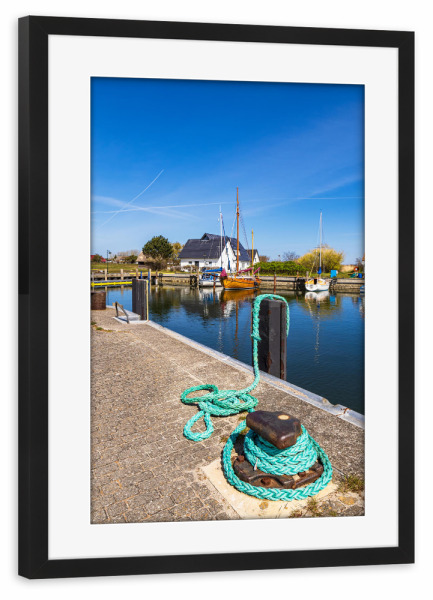 Poster mit Rahmen schwarz "Poller, Tampen und Hafen" artboxONE - Natur,Reise,Architektur,Reise / Strand und Meer