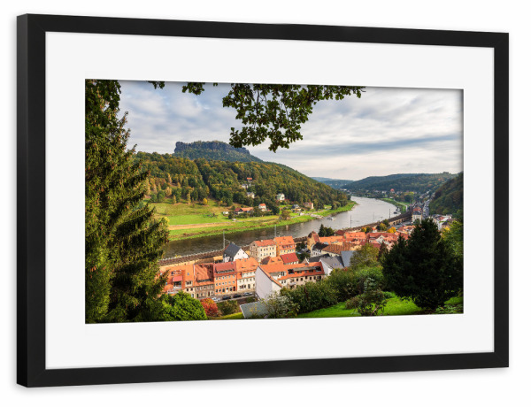 Poster mit Rahmen schwarz "Bäume, Stadt, Fluss, Felsen" artboxONE - Natur,Reise,Architektur