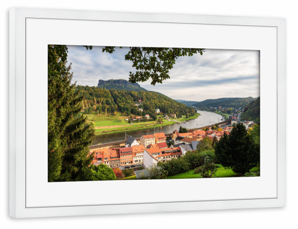 Poster mit Rahmen weiß "Bäume, Stadt, Fluss, Felsen" artboxONE - Natur,Reise,Architektur