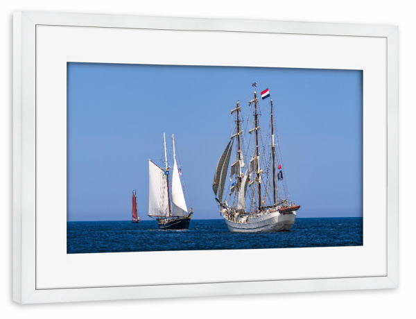 Poster mit Rahmen weiß "Himmel, Ostsee, Segelschiffe" artboxONE - Natur,Reise,Reise / Strand und Meer