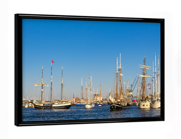 Poster mit schwarzem Rahmen "Warnow, Segelschiffe, Himmel" artboxONE - Natur,Reise