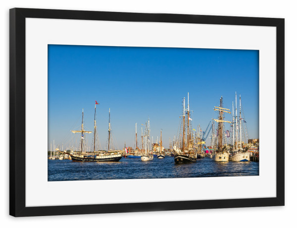 Poster mit Rahmen schwarz "Warnow, Segelschiffe, Himmel" artboxONE - Natur,Reise