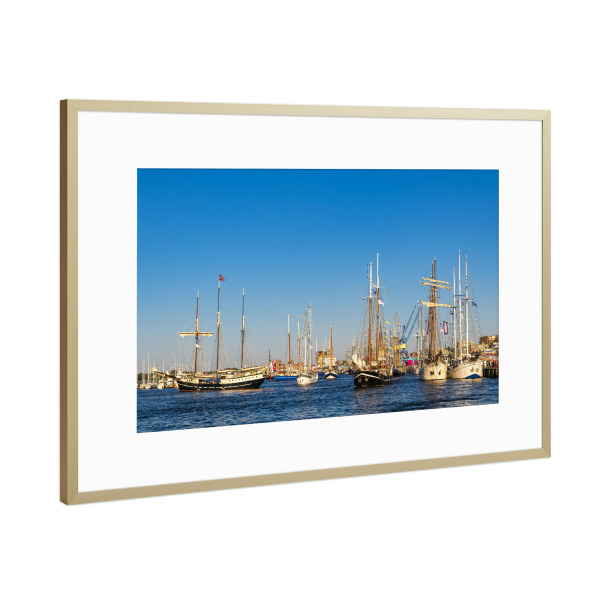 Poster mit Rahmen Gold "Warnow, Segelschiffe, Himmel" artboxONE - Natur,Reise
