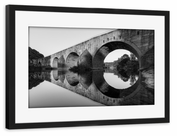 Poster mit Rahmen schwarz "Brücke der Einheit" artboxONE - Schwarzweiß,Architektur