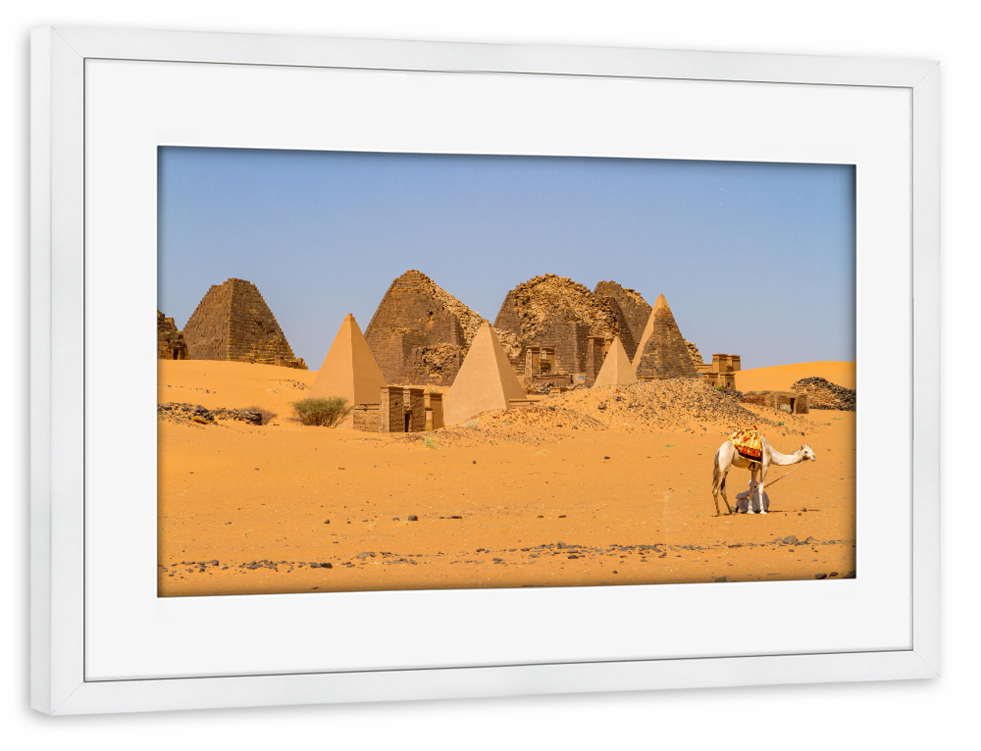 Poster mit Rahmen weiß "Meroes Pyramiden" artboxONE - Architektur,Reise / Afrika - Pyramide,Pyramiden,Sudan,Meroe,Nubien,Wüste,Sahara,Afrika,Pharao
