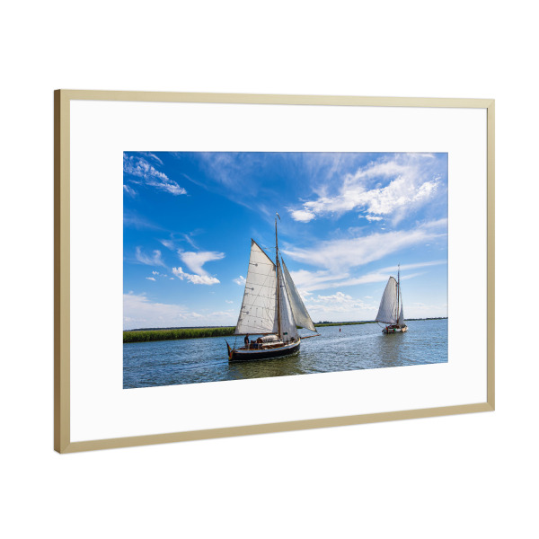 Poster mit Rahmen Gold "Wolken, Segelboote, Bodden" artboxONE - Natur,Reise,Reise / Strand und Meer