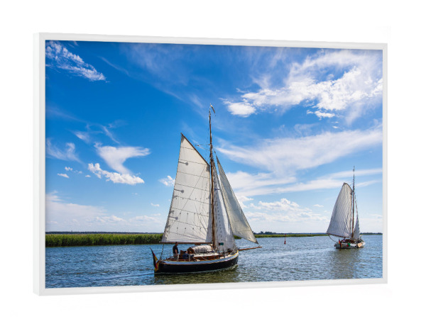 Poster mit weißem Rahmen "Wolken, Segelboote, Bodden" artboxONE - Natur,Reise,Reise / Strand und Meer