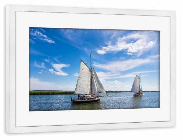 Poster mit Rahmen weiß "Wolken, Segelboote, Bodden" artboxONE - Natur,Reise,Reise / Strand und Meer