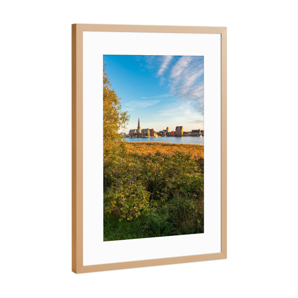 Poster mit Rahmen Kupfer "Stadt, Baum, Schilf, Fluss" artboxONE - Natur,Reise,Architektur,Städte / Weitere