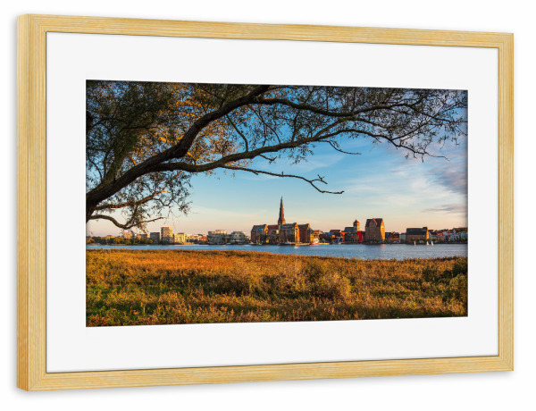 Poster mit Rahmen kiefer "Baum, Schilf, Warnow, Stadt" artboxONE - Natur,Reise,Architektur,Städte / Weitere