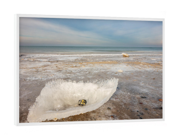 Poster mit weißem Rahmen "Strand, Eisstück, Ostsee" artboxONE - Natur,Reise,Reise / Strand und Meer