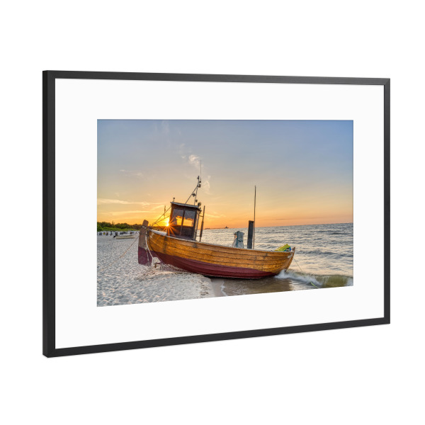 Poster mit Rahmen Schwarz (Metallic) "Fischerboot am Ostseestrand" artboxONE - Natur,Reise,Reise / Strand und Meer