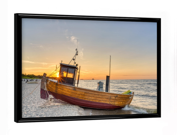 Poster mit schwarzem Rahmen "Fischerboot am Ostseestrand" artboxONE - Natur,Reise,Reise / Strand und Meer