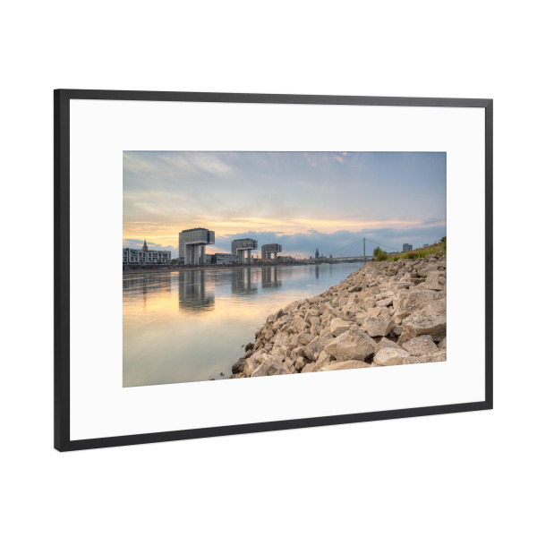 Poster mit Rahmen Schwarz (Metallic) "Am Rheinufer in Köln" artboxONE - Städte / Köln,Reise,Architektur