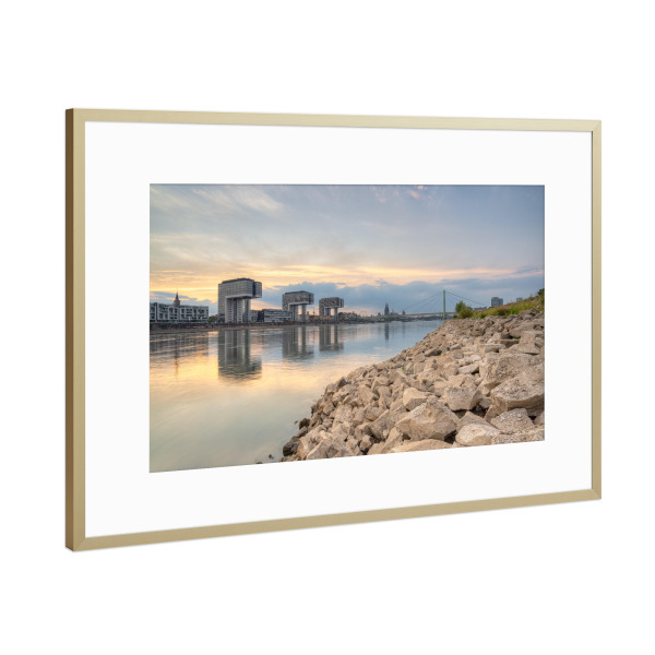 Poster mit Rahmen Gold "Am Rheinufer in Köln" artboxONE - Städte / Köln,Reise,Architektur
