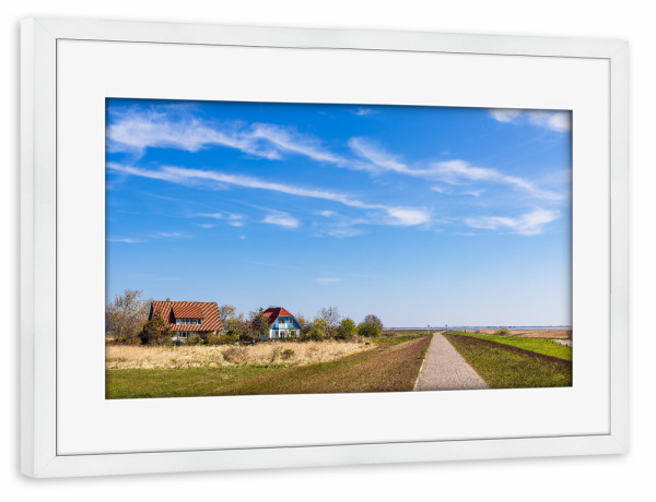 Poster mit Rahmen weiß "Deich und Häuser" artboxONE - Natur,Reise,Architektur