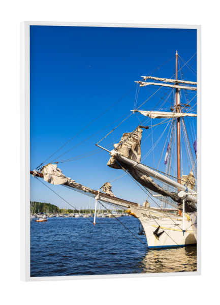Poster mit weißem Rahmen "Himmel, Segelschiffe, Warnow" artboxONE - Natur,Reise