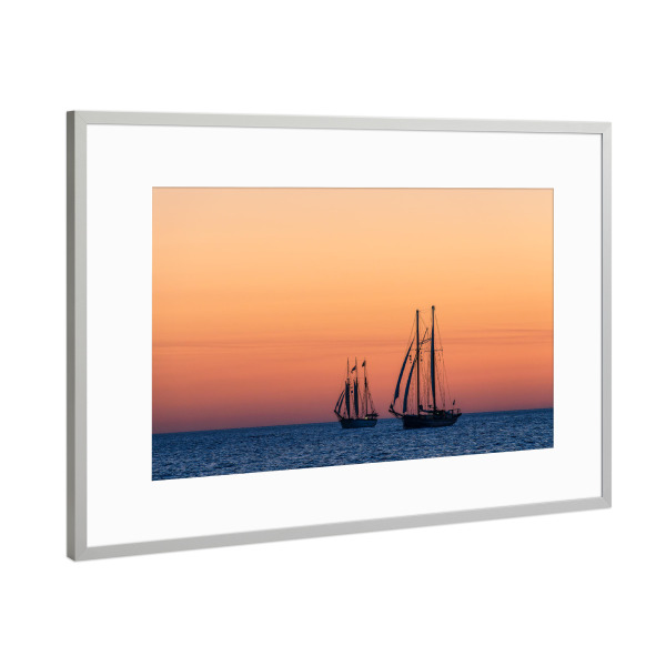 Poster mit Rahmen Silber "Zwei Windjammer im Abendrot" artboxONE - Natur,Reise,Reise / Strand und Meer