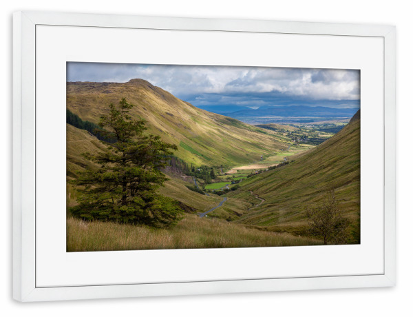 Poster mit Rahmen weiß "Malaidh Ghleann Gheis in Irland" artboxONE - Natur - Irland,Landschaft,Natur,Grüne insel,Hügel,Malaidh ghleann gheis