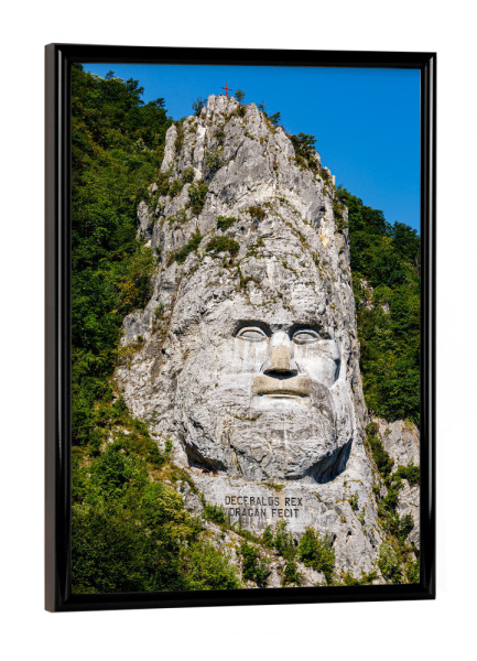 Poster mit schwarzem Rahmen "Dakerkönig Decebalus in Rumänien" artboxONE - Architektur