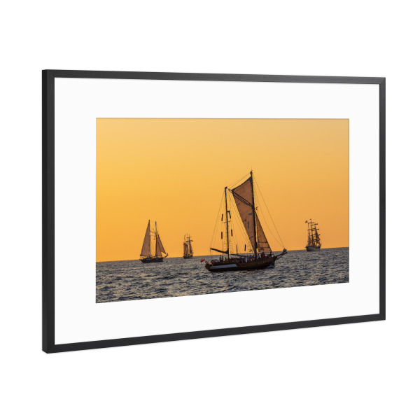 Poster mit Rahmen Schwarz (Metallic) "Segelschiffe, Ostsee, Himmel" artboxONE - Natur,Reise,Reise / Strand und Meer