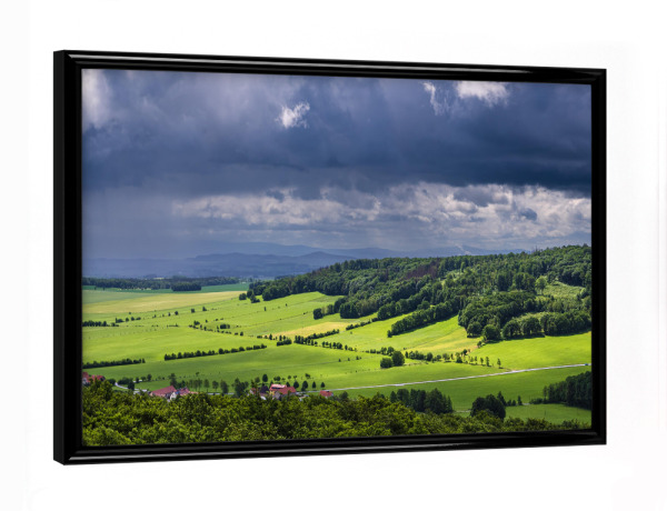 Poster mit schwarzem Rahmen "Bäume, Felder, Wolken" artboxONE - Natur,Reise