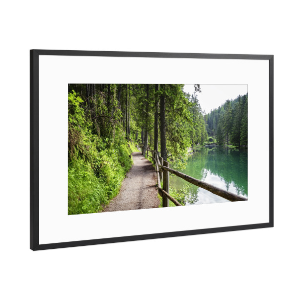 Poster mit Rahmen Schwarz (Metallic) "Gehweg am See" artboxONE - Natur,Reise,Reise / Länder
