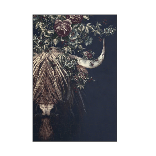 Hochlandkuh mit Blumen