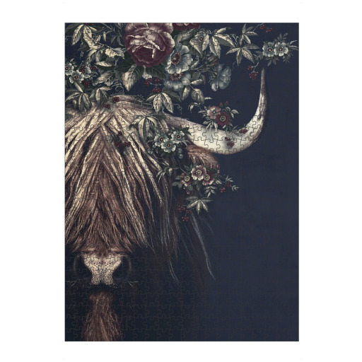 Hochlandkuh mit Blumen