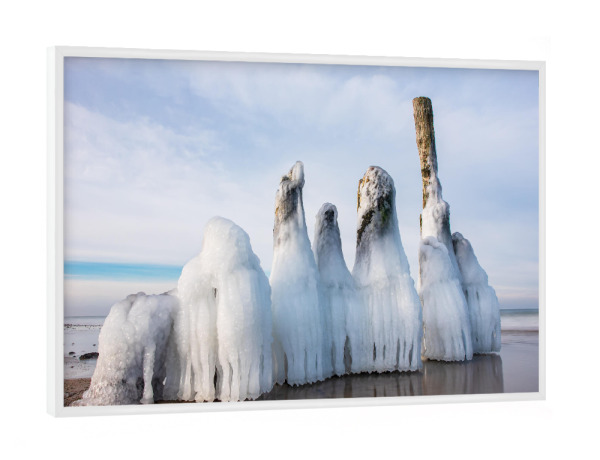 Poster mit weißem Rahmen "Wolken, Ostsee, Eis, Buhne" artboxONE - Natur,Reise,Reise / Strand und Meer