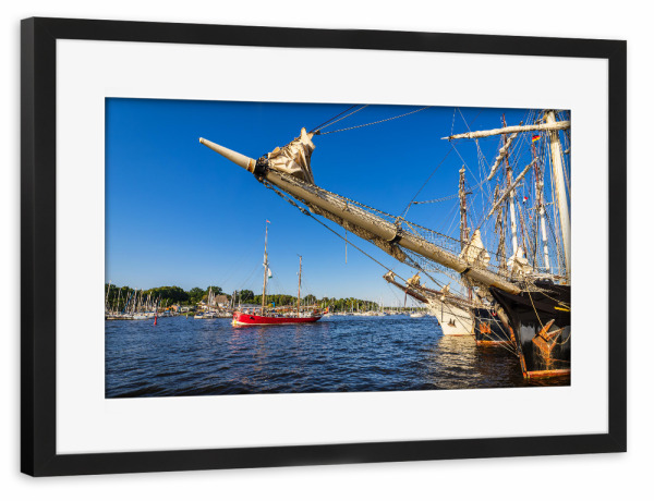 Poster mit Rahmen schwarz "Warnow, Windjammer, Himmel" artboxONE - Natur,Reise
