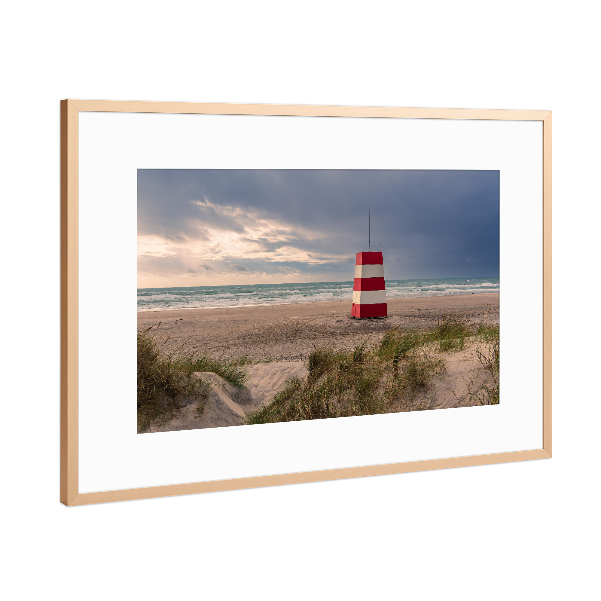 Poster mit Rahmen Kupfer "Wolken, Strand und Turm" artboxONE - Natur,Reise,Architektur,Reise / Strand und Meer