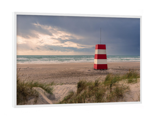 Poster mit weißem Rahmen "Wolken, Strand und Turm" artboxONE - Natur,Reise,Architektur,Reise / Strand und Meer