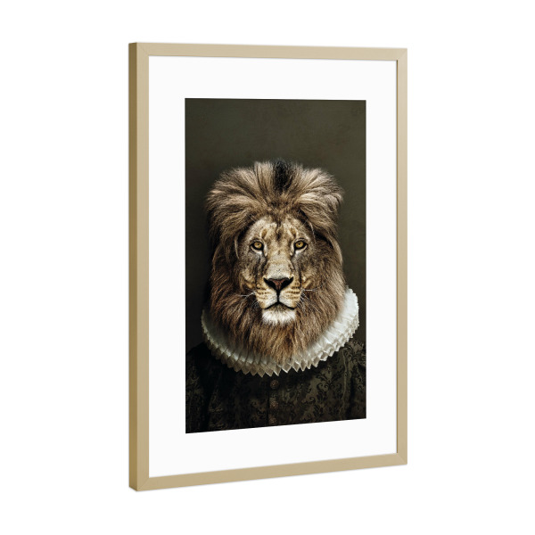 Poster mit Rahmen Gold "Nobler Löwe Vintage" artboxONE - Tiere - Löwe mit halsband,Löwe,Löwenkopf,Löwe mit kleidung,König,Tier