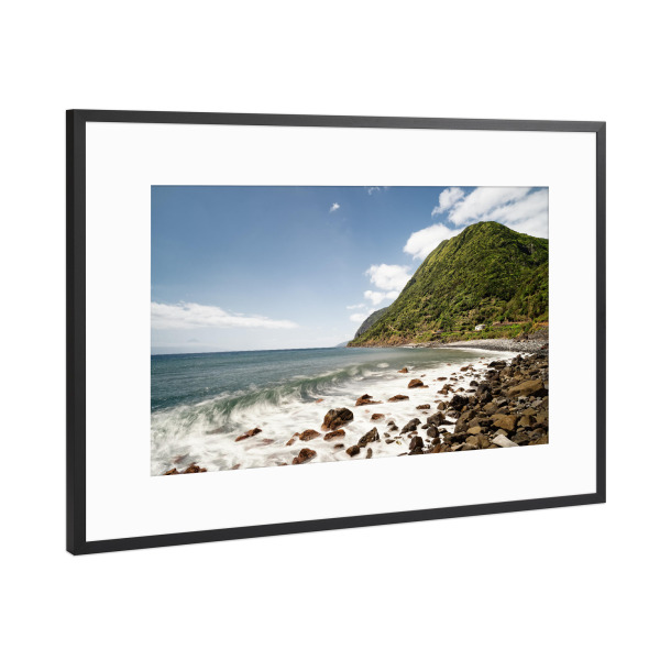 Poster mit Rahmen Schwarz (Metallic) "Küstenblick mit Welle" artboxONE - Natur,Reise,Reise / Strand und Meer