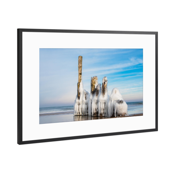 Poster mit Rahmen Schwarz (Metallic) "Ostsee, Buhne und Eis" artboxONE - Natur,Reise,Reise / Strand und Meer