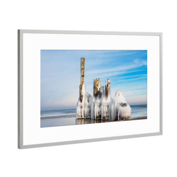 Poster mit Rahmen Silber "Ostsee, Buhne und Eis" artboxONE - Natur,Reise,Reise / Strand und Meer