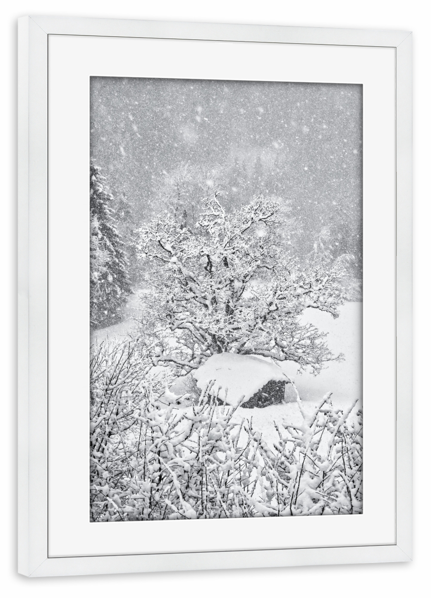 Poster mit Rahmen weiß "Verschneite Hütte in den Bergen" artboxONE - Natur,Reise,Schwarzweiß