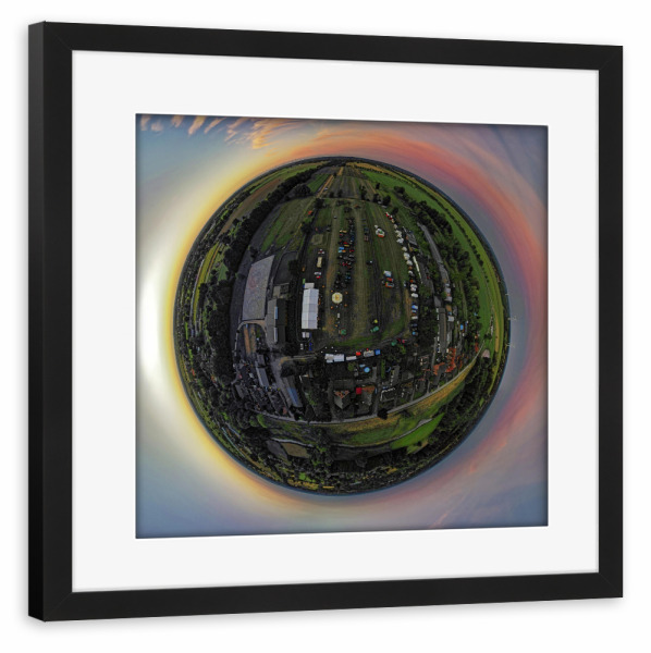 Poster mit Rahmen schwarz "Sundown Oldtimer-Traktoren-Treffen" artboxONE - Städte,Städte / Hamburg,Natur,Reise,Automobile