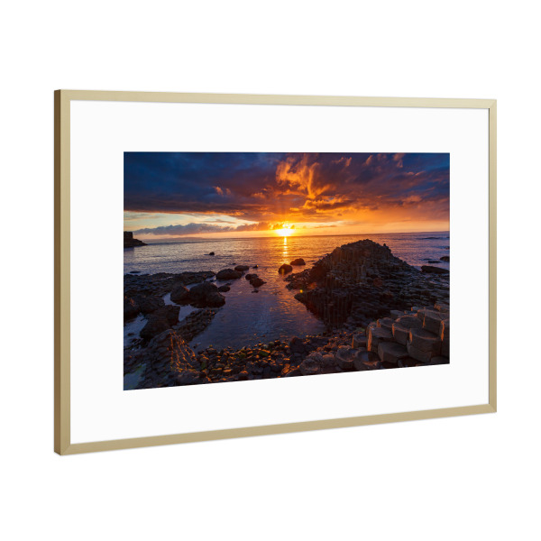 Poster mit Rahmen Gold "Gaint ́s Causeway" artboxONE - Natur - Irland,Gaint ́s causeway,Vulkan,Lava,Küste,Sonnenuntergang,Natur,Seelandschaft