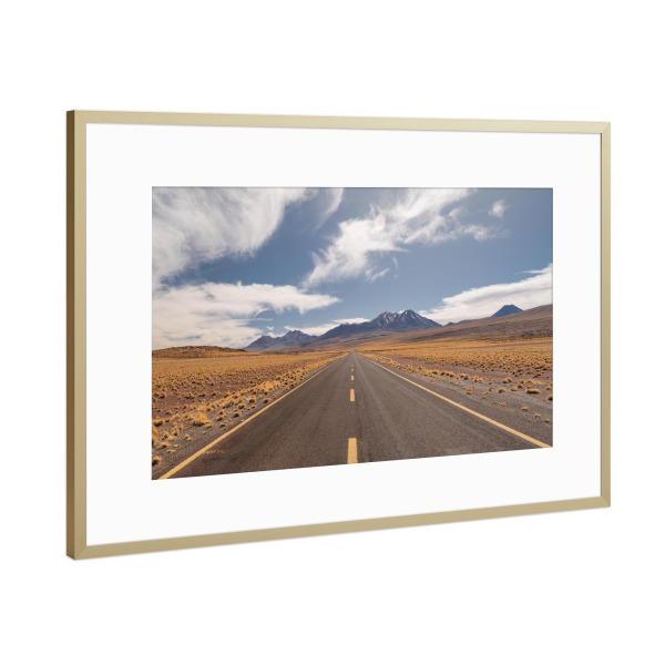 Poster mit Rahmen Gold "Altiplano Roads" artboxONE - Natur,Reise,Automobile - Altiplano,Reisen,Strasse,Berge,Chile,Wüste,Vulkan,Gelb,Himmel