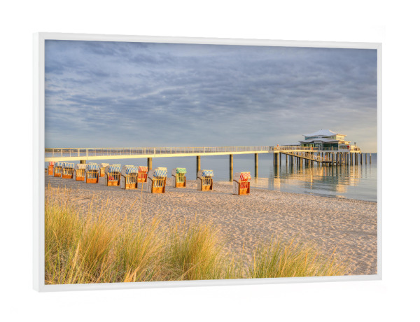 Poster mit weißem Rahmen "Morgens am Timmendorfer Strand" artboxONE - Reise,Musik,Reise / Strand und Meer