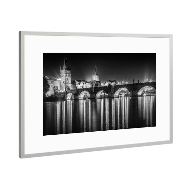 Poster mit Rahmen Silber "Karlsbrücke bei Nacht - Monochrom" artboxONE - Schwarzweiß,Architektur,Städte / Prag
